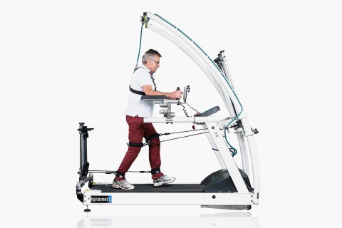 Treadmill h/p/cosmos pluto med with safety bar, adjustable armrests and robowalk expander