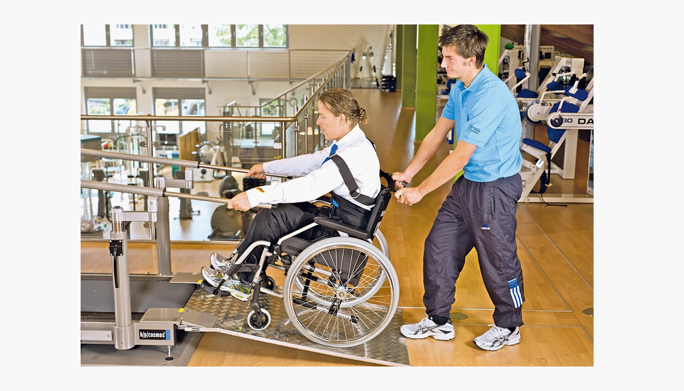 Zugang zum Laufband über die Rollstuhlrampe